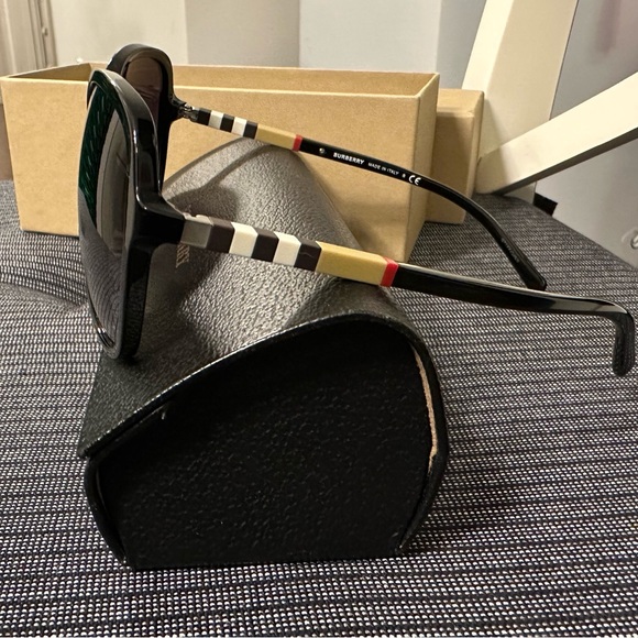 Burberry sunglasses in black - Picture 3 of 5